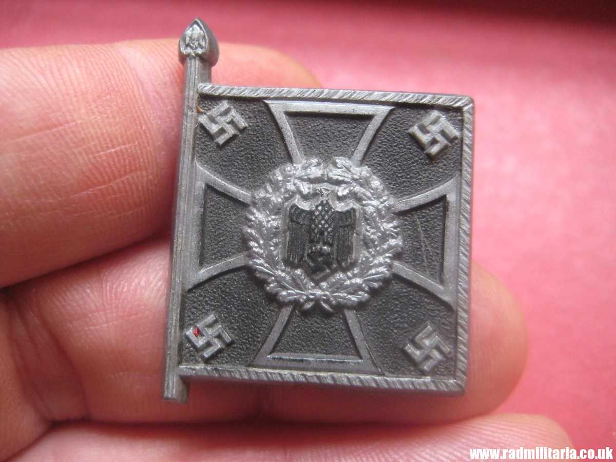 & WW2 German PLASTIC tinnie BADGE: WHW- PIONIERE 7Sa. in very good condition.