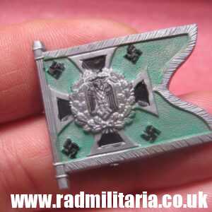 & WW2 German PLASTIC tinnie BADGE - WHW FLAG - SCHUTZEN UND KRAFTSCHUTZEN 2We.