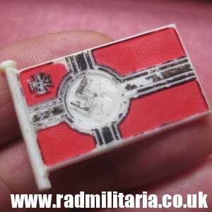 & WW2 German PLASTIC tinnie BADGE - WHW FLAG - REICHSKRIEGSFLAGGE We.3 in v. good condition.