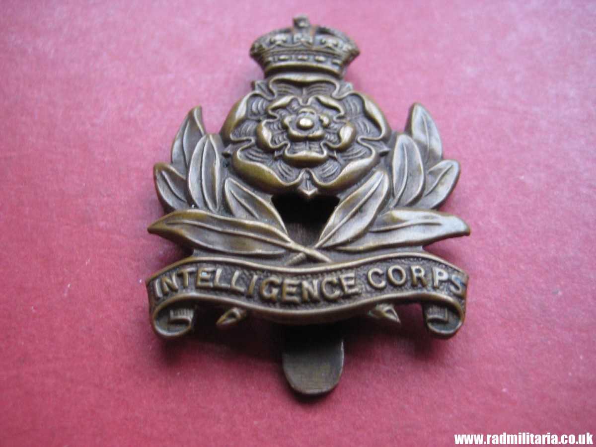 & WW2 original British INTELLIGENCE Corps CAP BADGE in v. good used condition. - Image 4