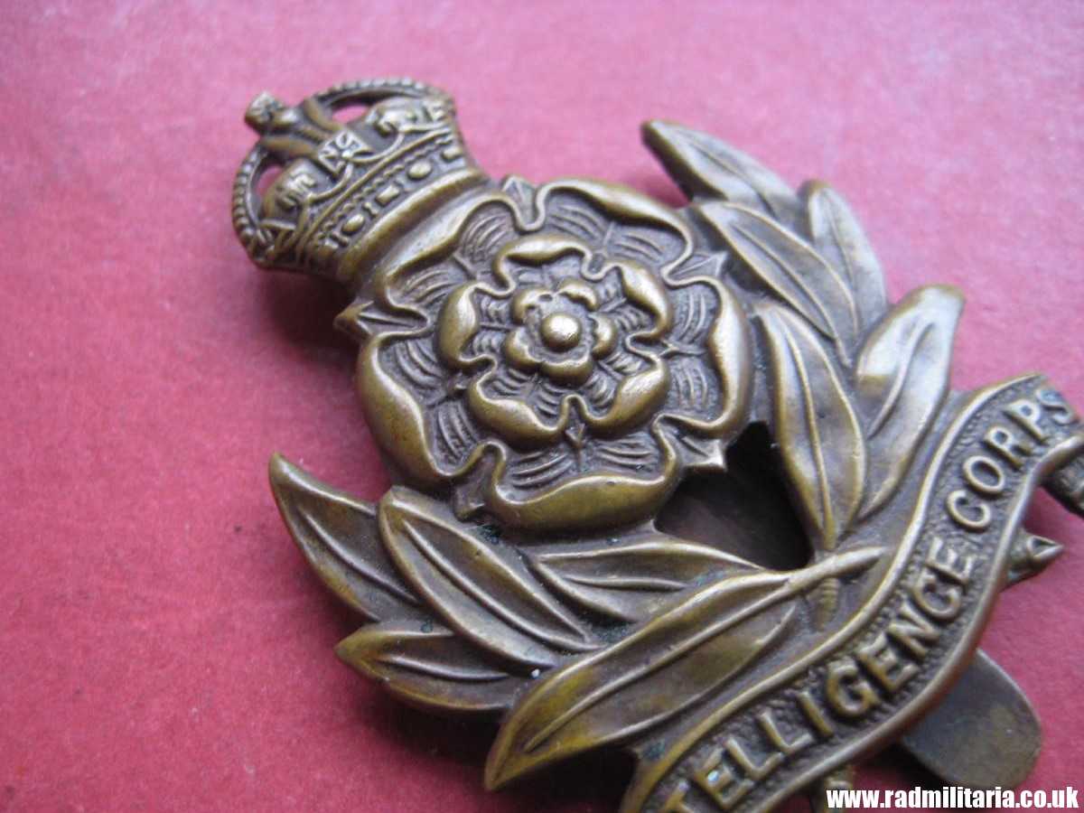 & WW2 original British INTELLIGENCE Corps CAP BADGE in v. good used condition. - Image 7