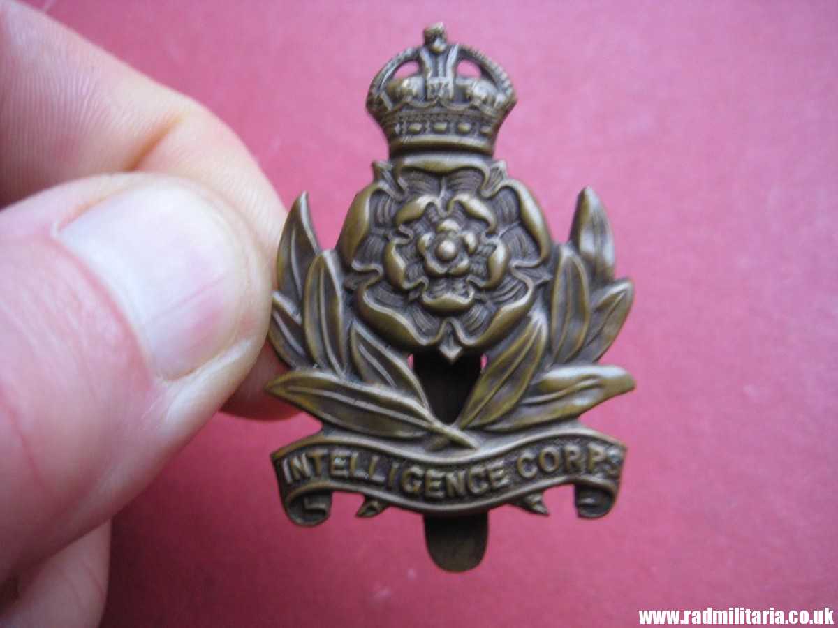 & WW2 original British INTELLIGENCE Corps CAP BADGE in v. good used condition. - Image 8