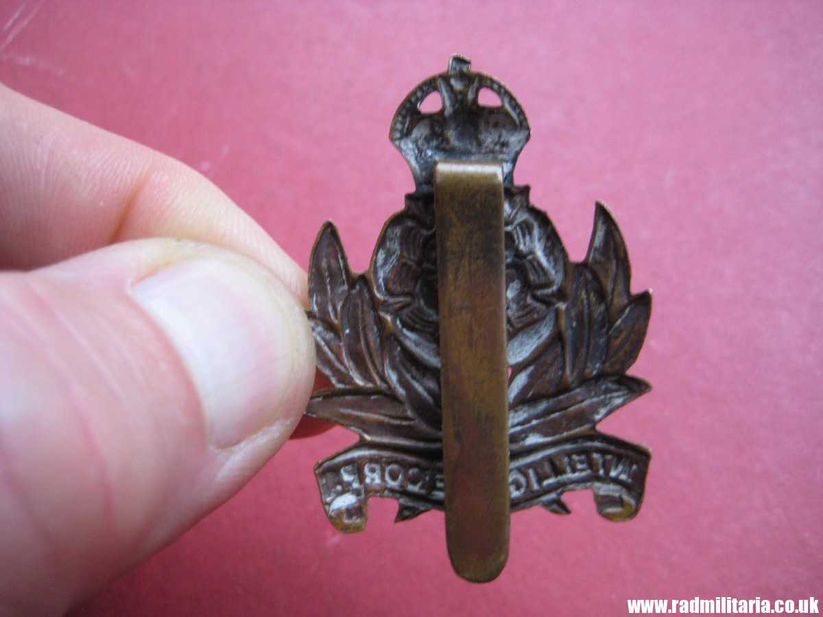 & WW2 original British INTELLIGENCE Corps CAP BADGE in v. good used condition. - Image 9