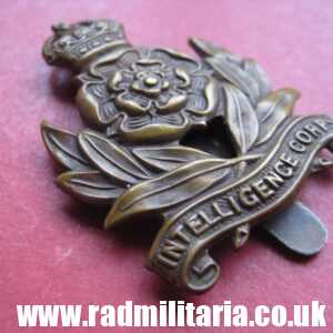 & WW2 original British INTELLIGENCE Corps CAP BADGE in v. good used condition.