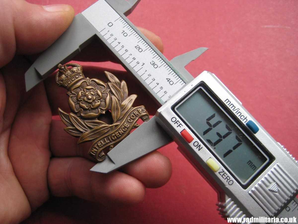 & WW2 original British INTELLIGENCE Corps CAP BADGE in v. good used condition. - Image 13