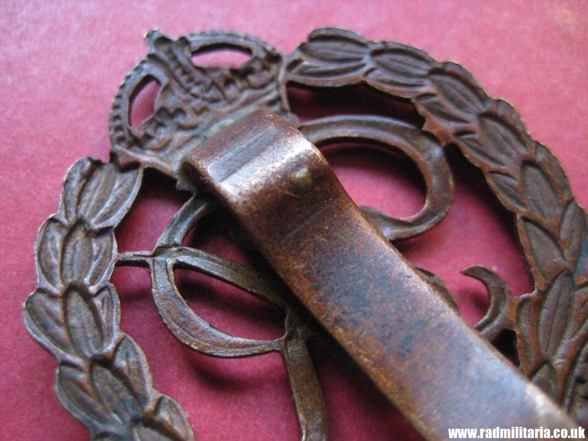 & WW2 original British Royal MILITARY POLICE Corps CAP BADGE in good used condition. - Image 5