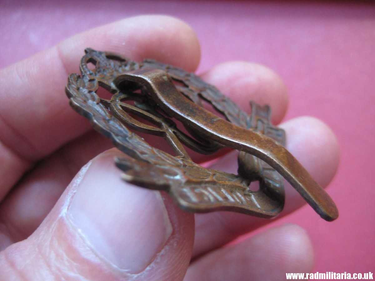 & WW2 original British Royal MILITARY POLICE Corps CAP BADGE in good used condition. - Image 6
