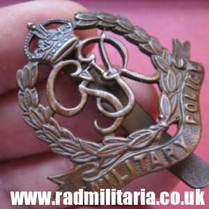 & WW2 original British Royal MILITARY POLICE Corps CAP BADGE in good used condition.