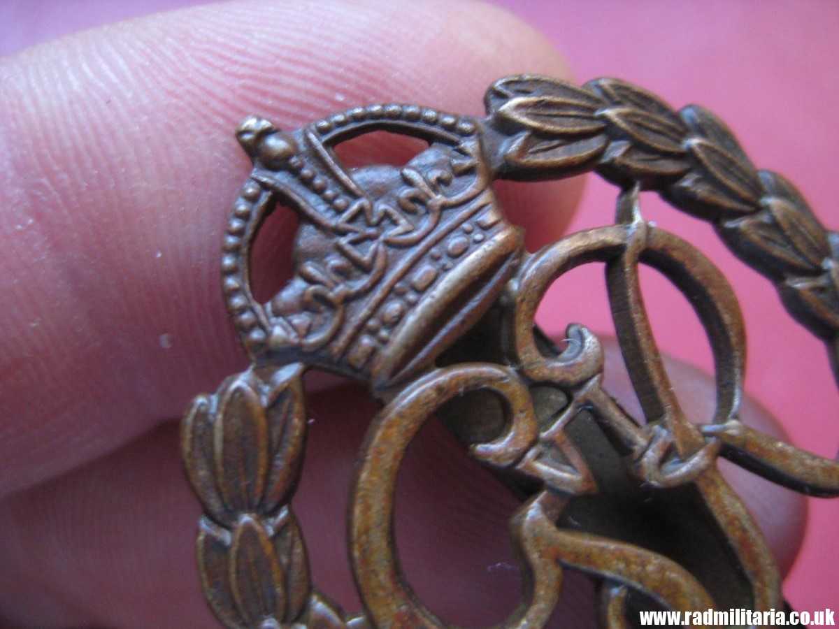 & WW2 original British Royal MILITARY POLICE Corps CAP BADGE in good used condition. - Image 9