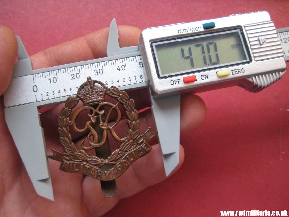 & WW2 original British Royal MILITARY POLICE Corps CAP BADGE in good used condition. - Image 12