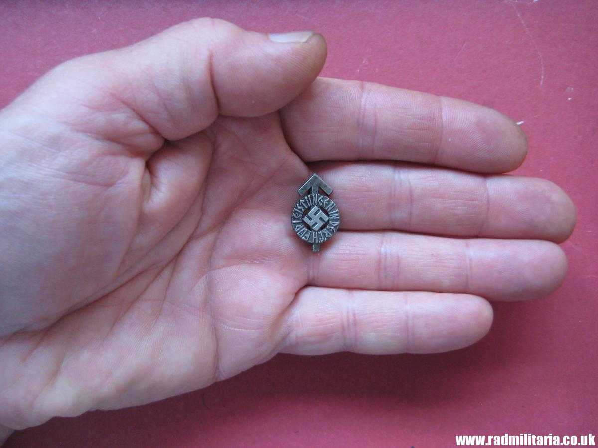 & WW2 German HitlerJugend miniature BADGE - FUR LEISTUNGEN IN DER H.J. - maker: RZM M1/35 - Image 2