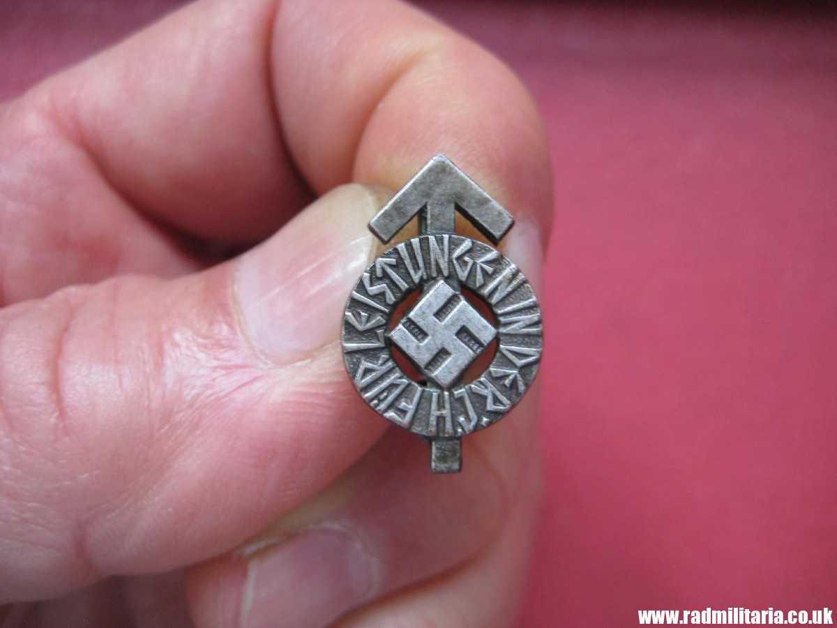 & WW2 German HitlerJugend miniature BADGE - FUR LEISTUNGEN IN DER H.J. - maker: RZM M1/35 - Image 3