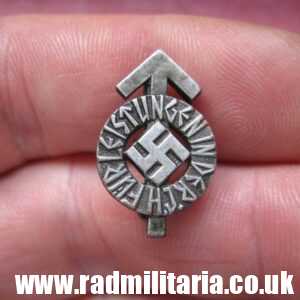 & WW2 German HitlerJugend miniature BADGE - FUR LEISTUNGEN IN DER H.J. - maker: RZM M1/35