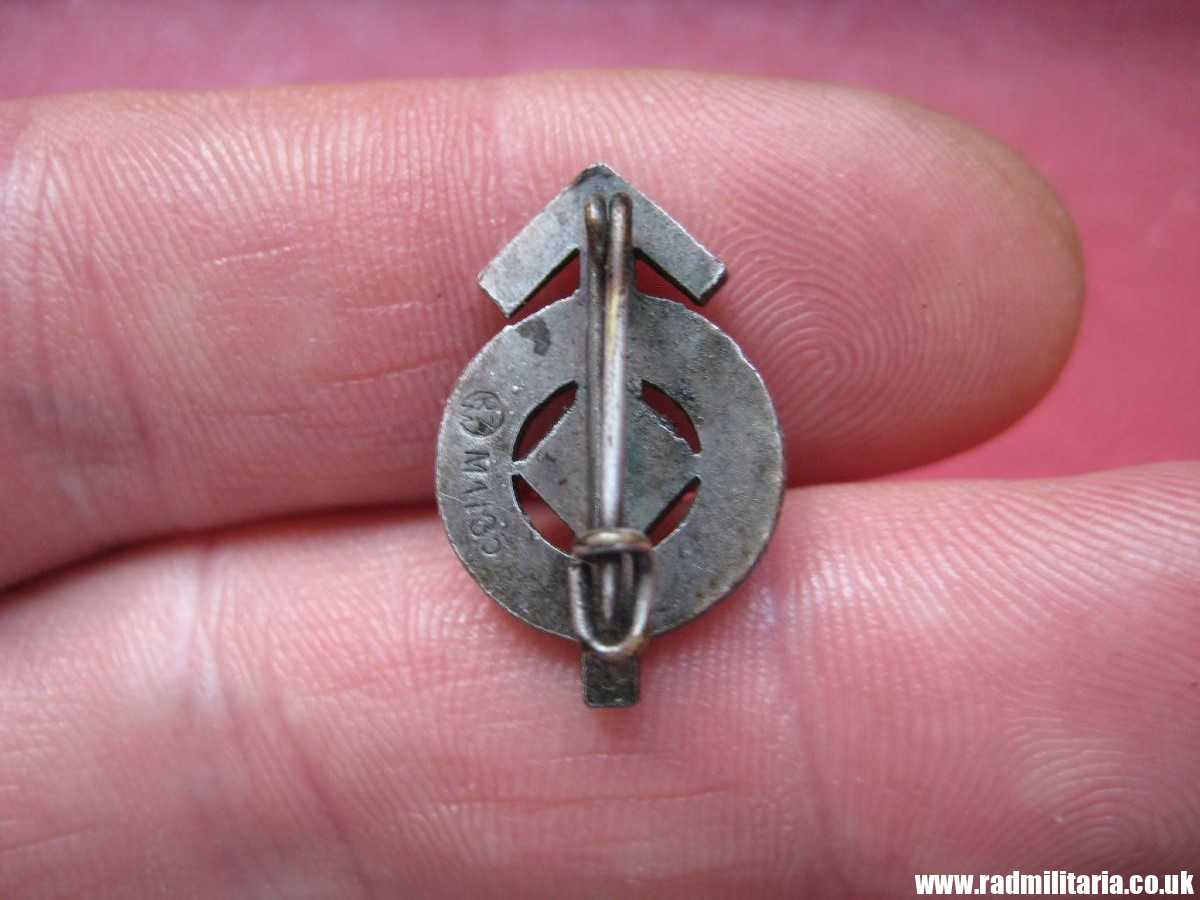 & WW2 German HitlerJugend miniature BADGE - FUR LEISTUNGEN IN DER H.J. - maker: RZM M1/35 - Image 9