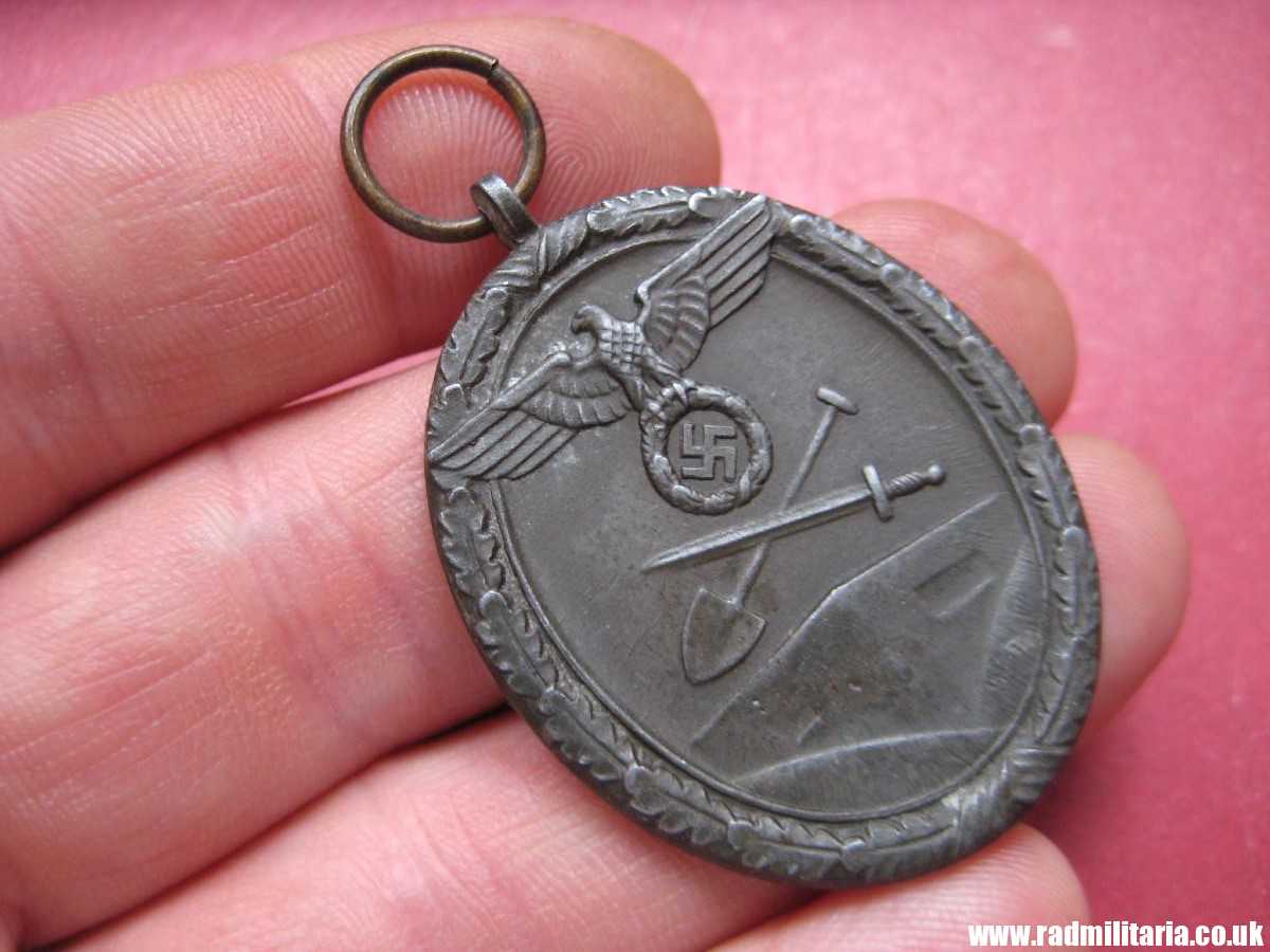 *& WW2 German WESTWALL Medal DEUTSCHES SCHUTZWALL-EHRENZEICH zinc MEDAL. genuine ! - Image 2