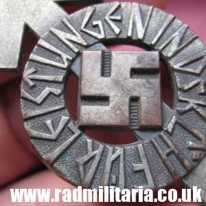 *& WW2 German HitlerJugend BADGE - FUR LEISTUNGEN IN DER H.J. - maker: RZM M1/35