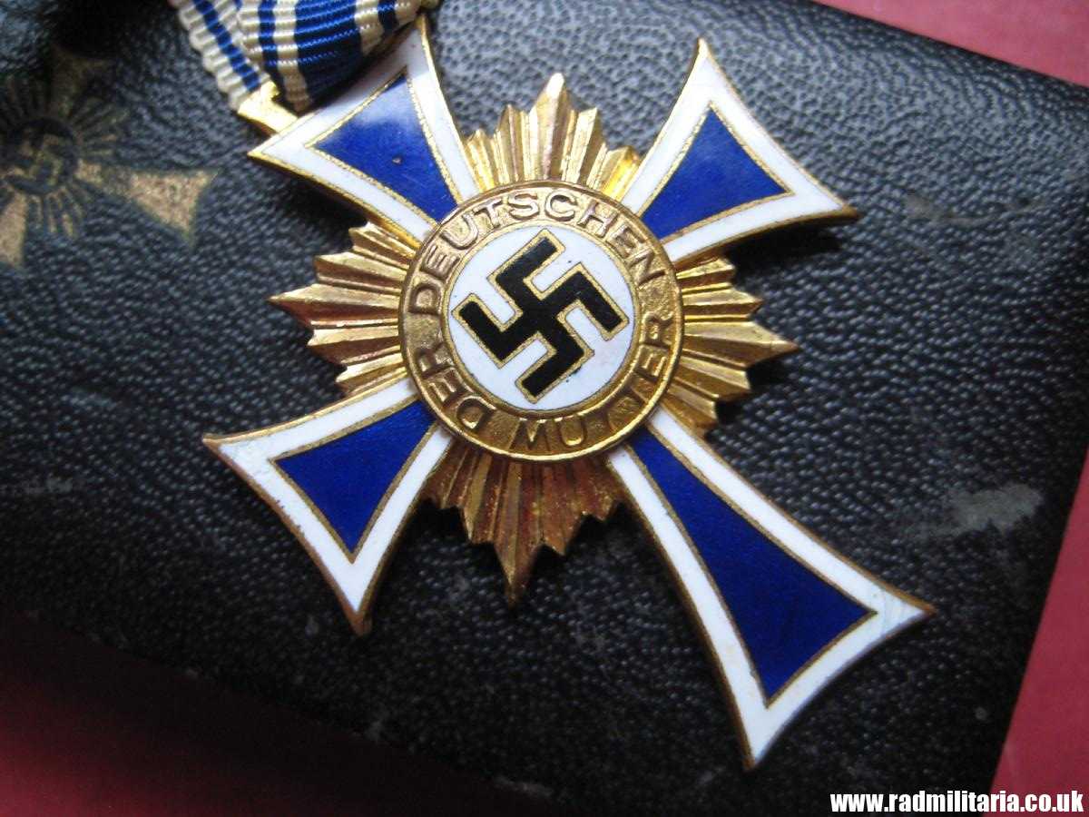 & WW2 original German enamel CROSS - DER DEUTSCHEN MUTTER - Gold class with original BOX, C.E. Juncker Berlin. - Image 4