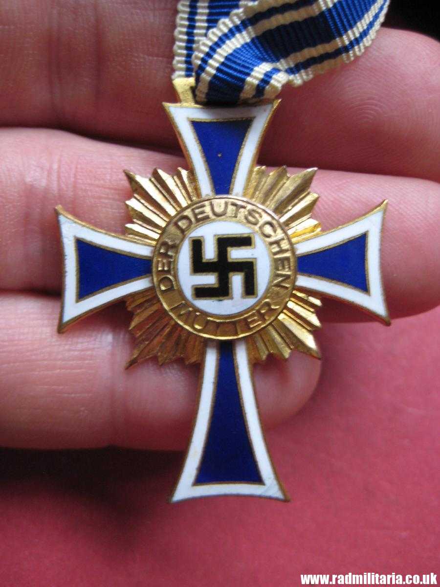 & WW2 original German enamel CROSS - DER DEUTSCHEN MUTTER - Gold class with original BOX, C.E. Juncker Berlin. - Image 3