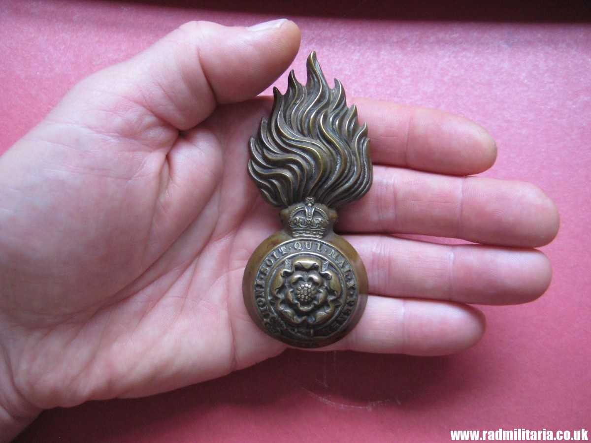 & WW1/WW2? British Army Royal Fusiliers Busby BADGE with King's Crown, genuine.