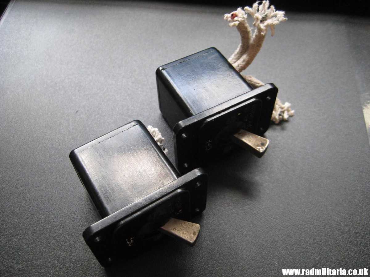 & WW2 original old RAF SWITCH ON/OFF, Spitfire, Hurricane A.M. - SET of 2. - Image 3
