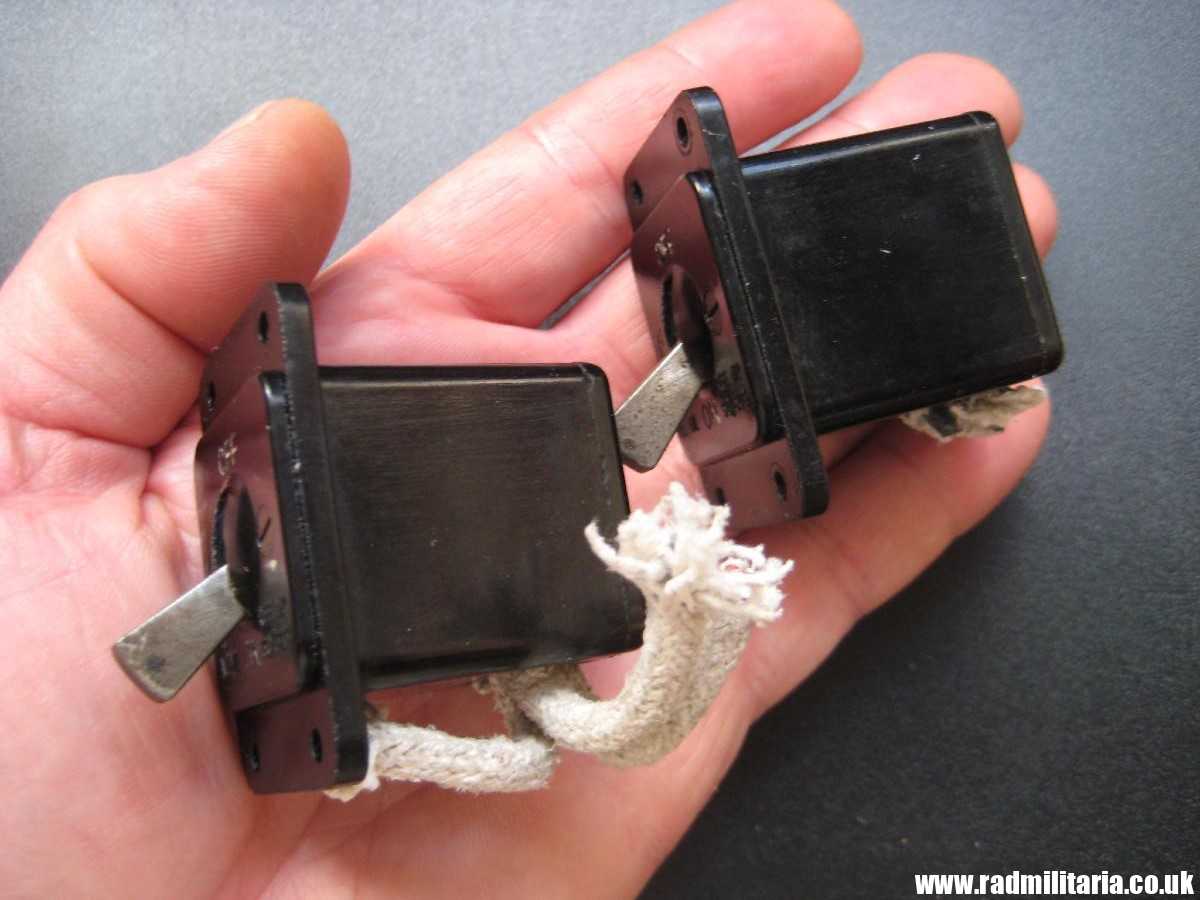 & WW2 original old RAF SWITCH ON/OFF, Spitfire, Hurricane A.M. - SET of 2. - Image 13