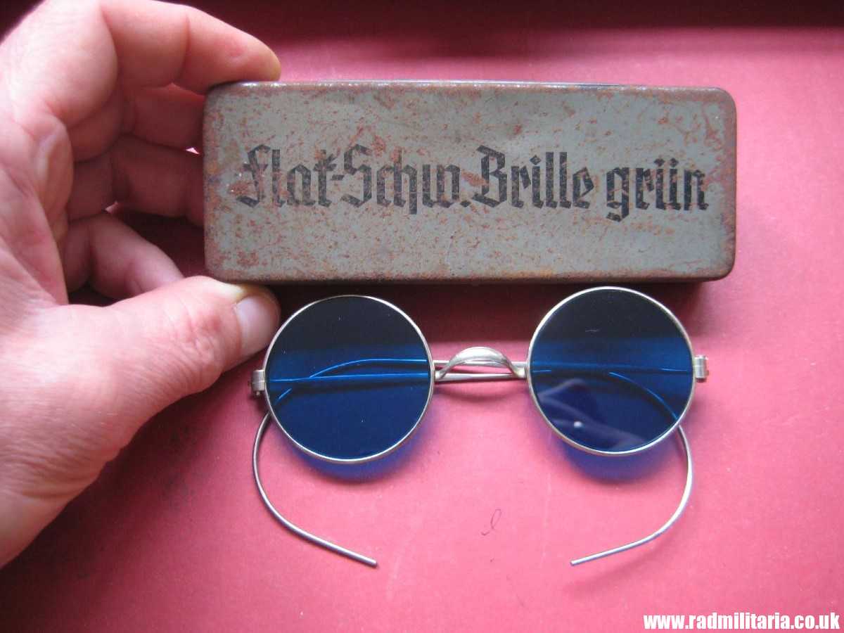 & original WW2 German Army GLASSES with BOX - FLAK Schw. Brille grun - rare set !!