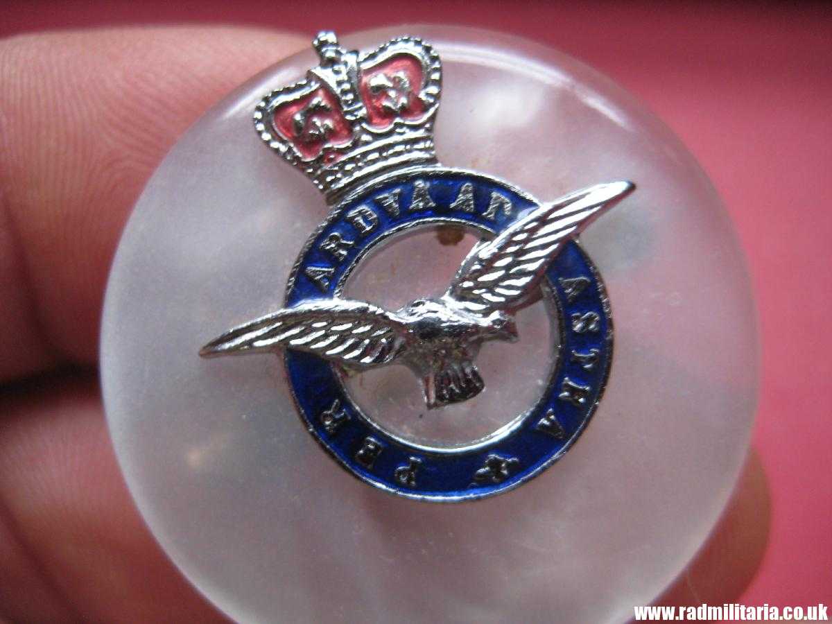 & original post 1952 Royal Air Force RAF small BADGE - sweetheart broche - genuine. - Image 4