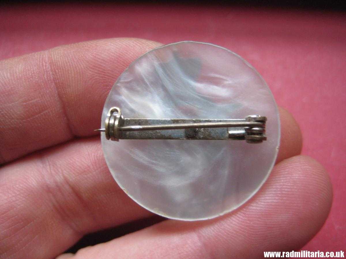 & original post 1952 Royal Air Force RAF small BADGE - sweetheart broche - genuine. - Image 3