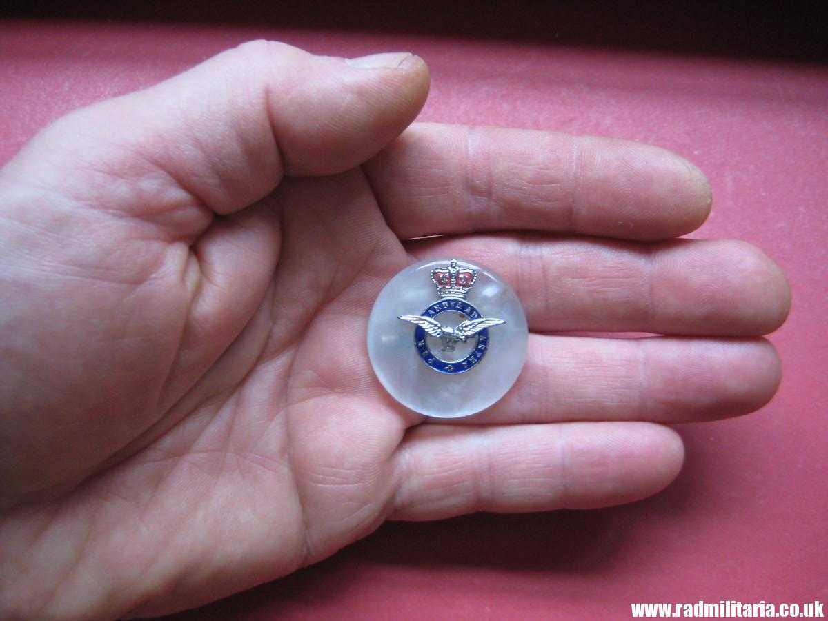 & original post 1952 Royal Air Force RAF small BADGE - sweetheart broche - genuine.