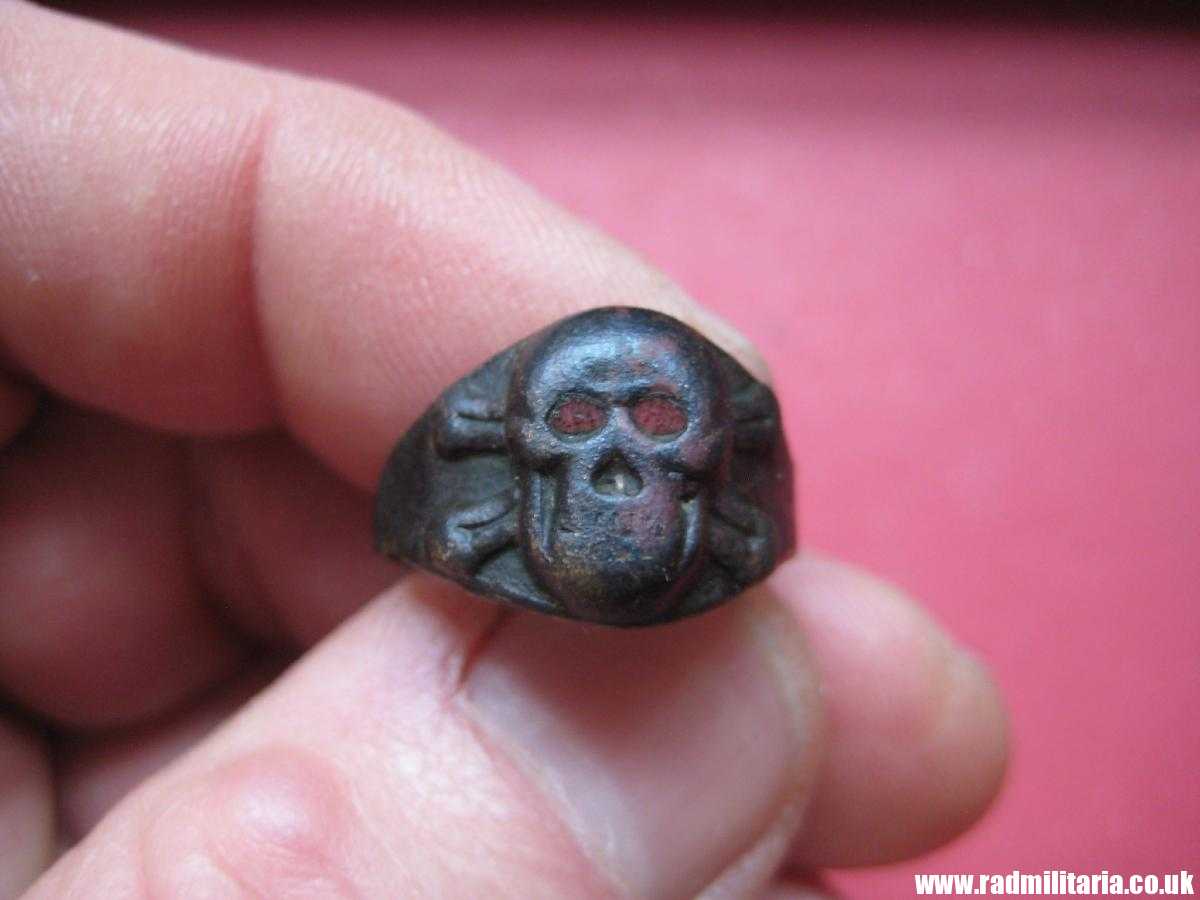 & WW2 original SS soldier - SKULL RING, DEATH HEAD RING, metal detecting find, 100% genuine. - Image 2