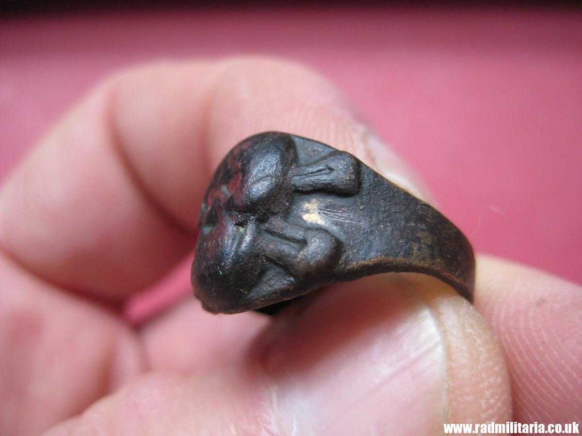 & WW2 original SS soldier - SKULL RING, DEATH HEAD RING, metal detecting find, 100% genuine. - Image 3