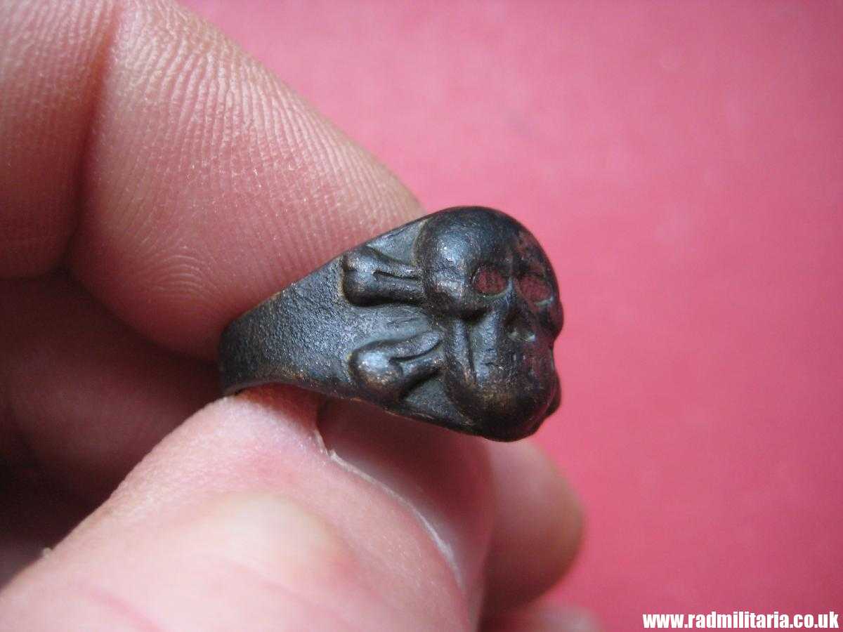 & WW2 original SS soldier - SKULL RING, DEATH HEAD RING, metal detecting find, 100% genuine. - Image 4