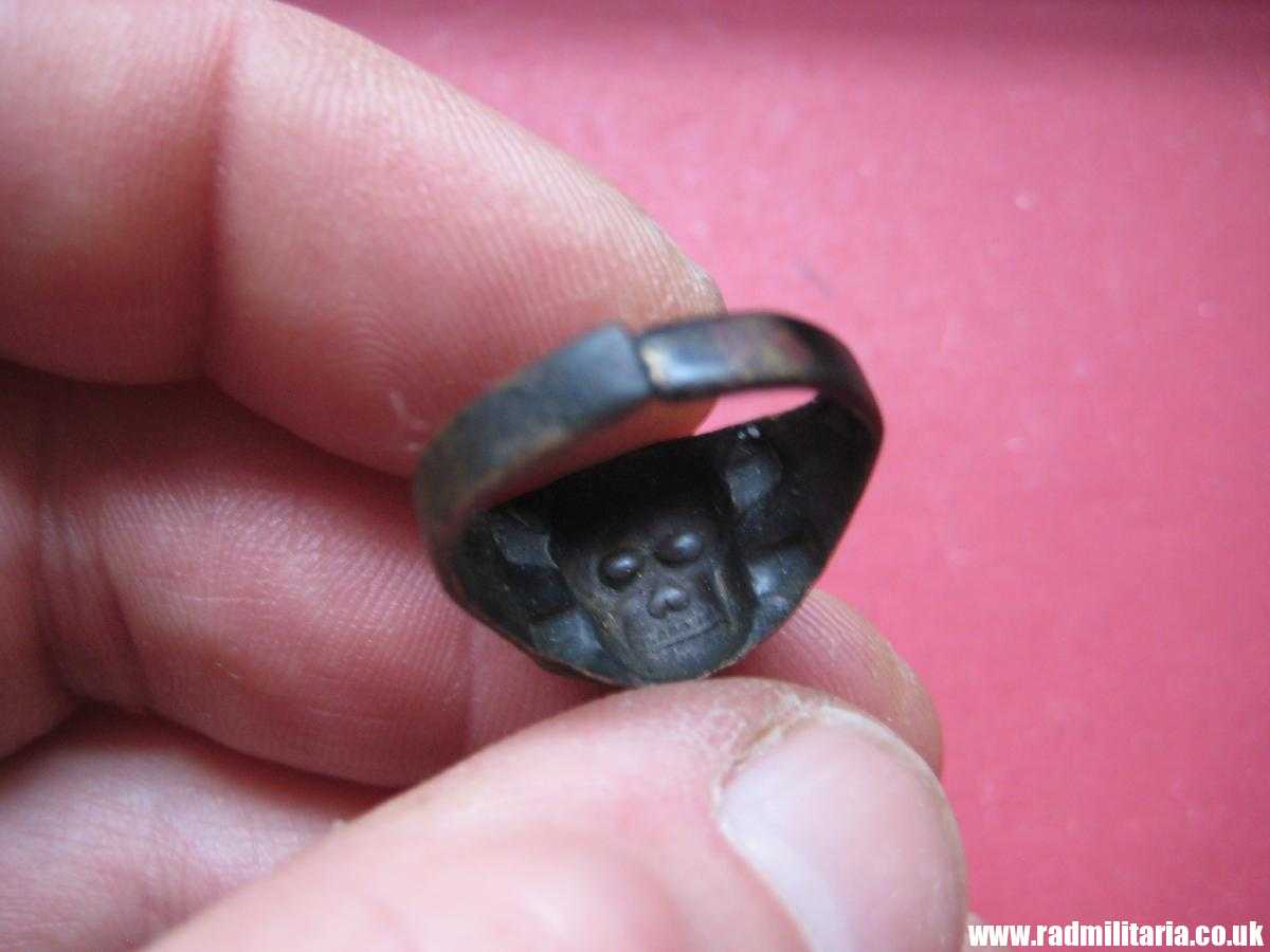 & WW2 original SS soldier - SKULL RING, DEATH HEAD RING, metal detecting find, 100% genuine. - Image 8