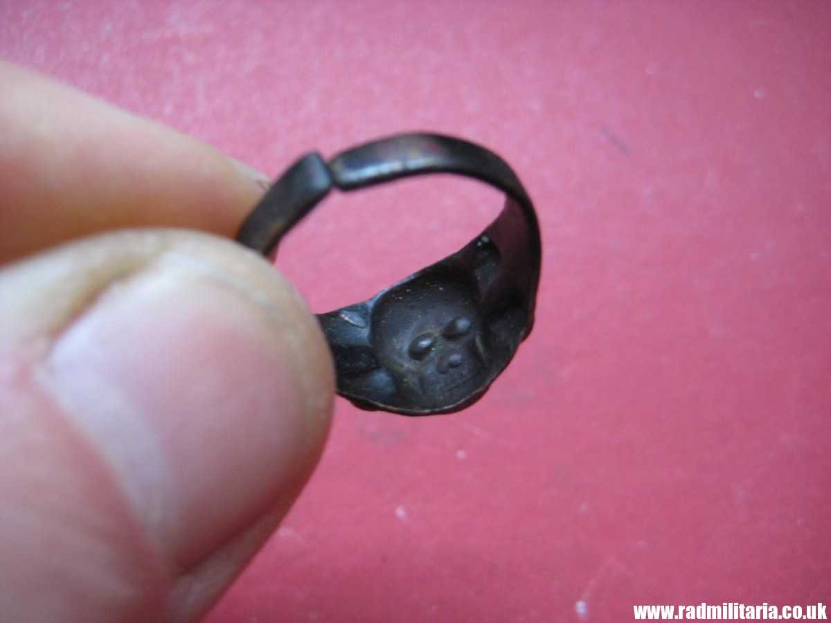 & WW2 original SS soldier - SKULL RING, DEATH HEAD RING, metal detecting find, 100% genuine. - Image 9