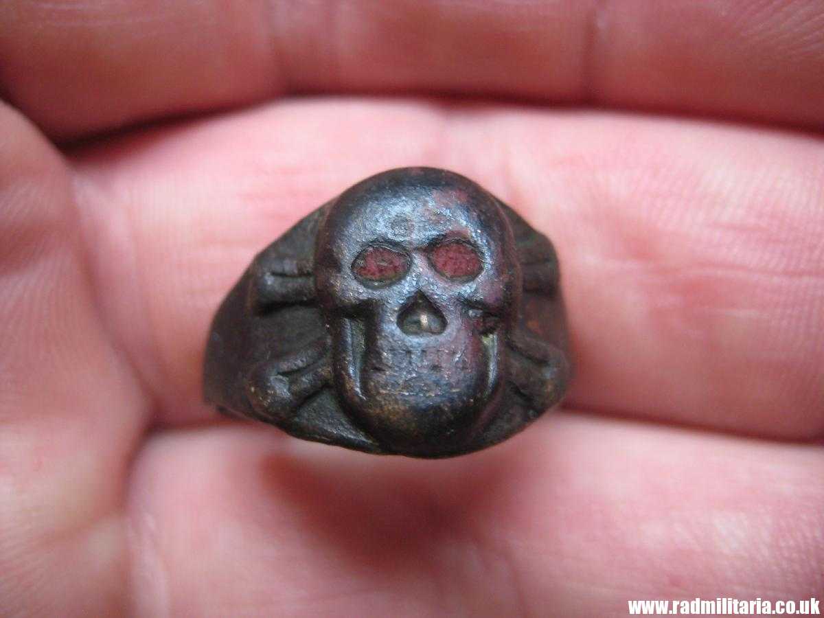 & WW2 original SS soldier - SKULL RING, DEATH HEAD RING, metal detecting find, 100% genuine. - Image 11