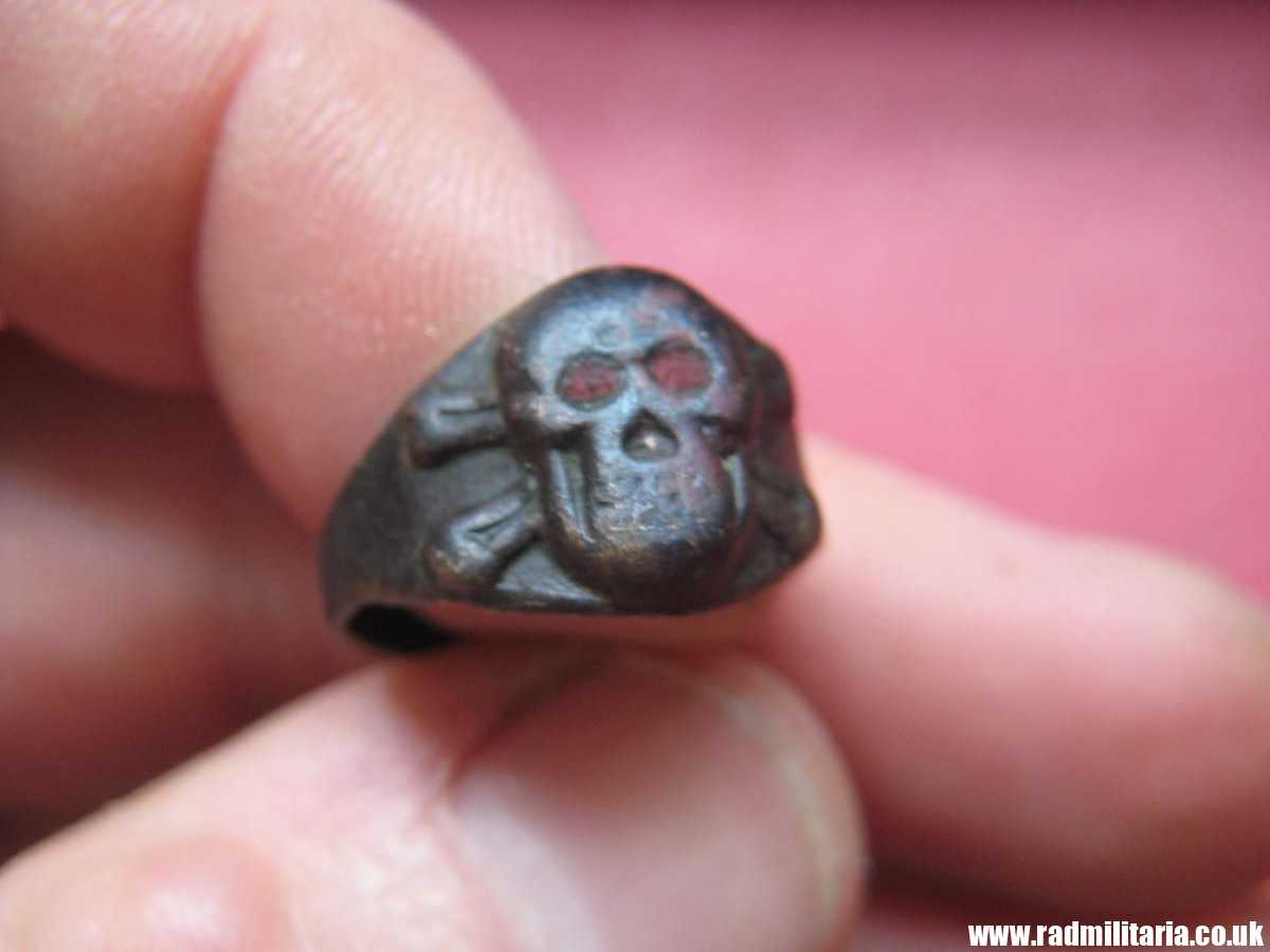 & WW2 original SS soldier - SKULL RING, DEATH HEAD RING, metal detecting find, 100% genuine.