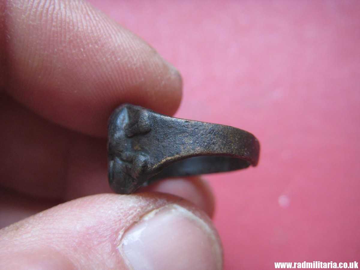& WW2 original SS soldier - SKULL RING, DEATH HEAD RING, metal detecting find, 100% genuine. - Image 15