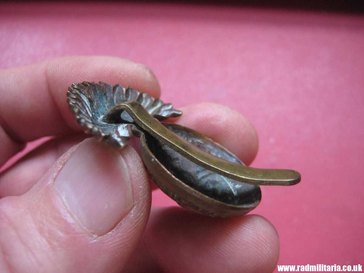& WW1/WW2 Northumberland Fusiliers Regiment CAP BADGE, original badge in good condition. - Image 6