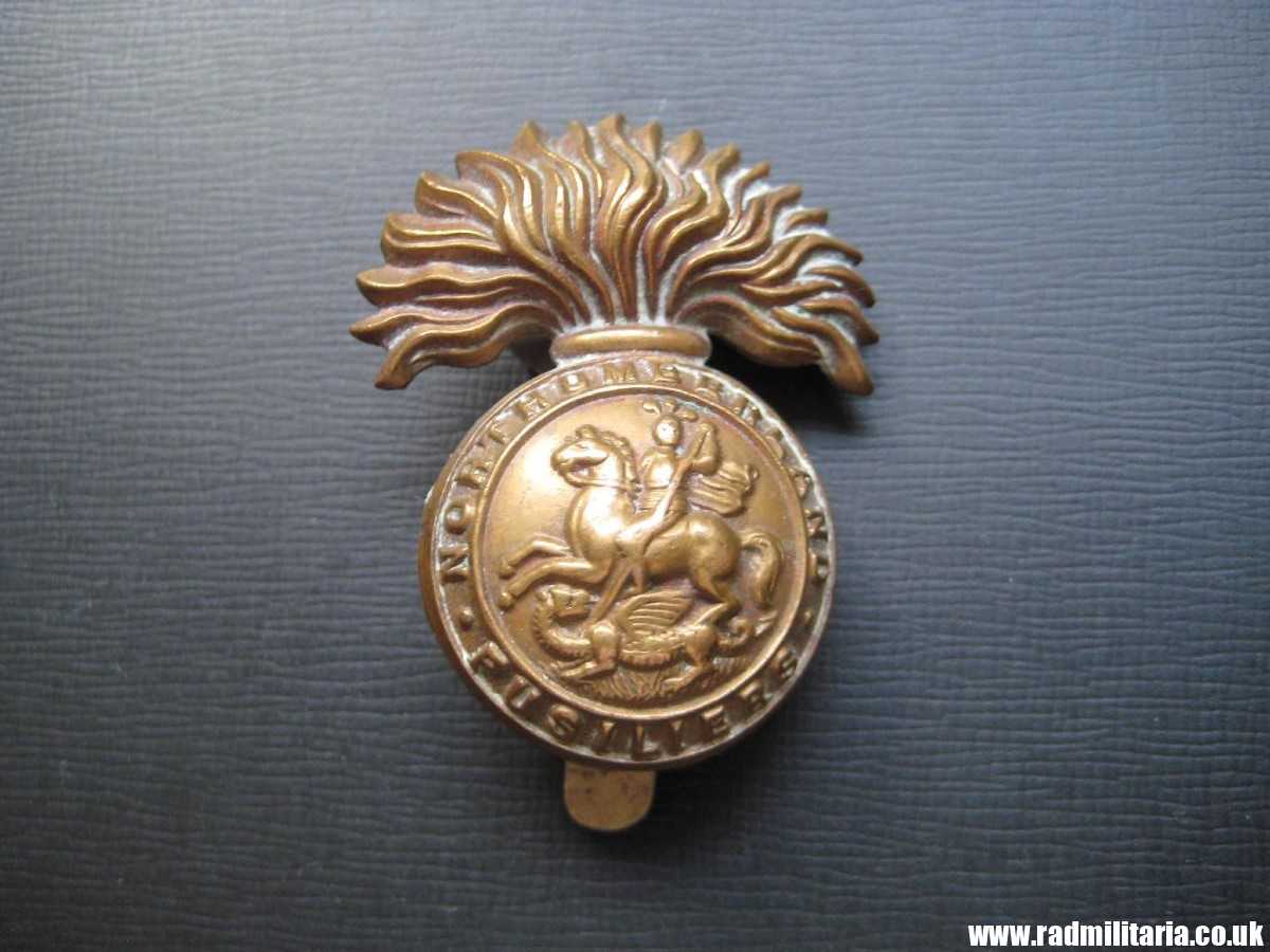 & WW1/WW2 Northumberland Fusiliers Regiment CAP BADGE, original badge in good condition.
