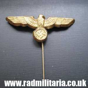 & original German KRIEGSMARINE EAGLE BADGE - gilded brass CAP BADGE in very good condition.