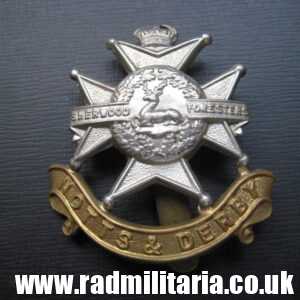 & original WW1/WW2 British CAP BADGE: Notts and Derby Regiment (Sherwood Foresters) bi-metal badge.