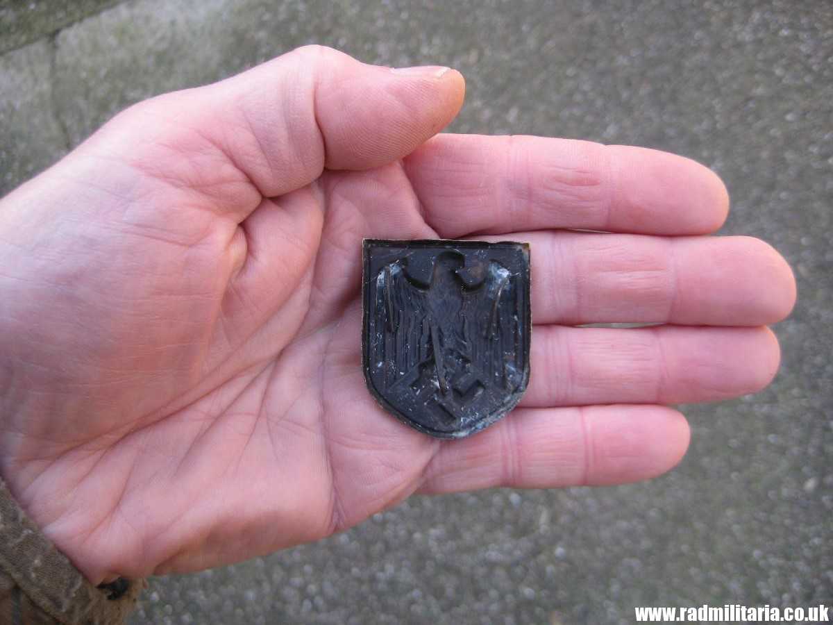 & original Africa Corps AFRIKAKORPS METAL BADGE with Eagle made of brass, metal detecting find. - Image 6