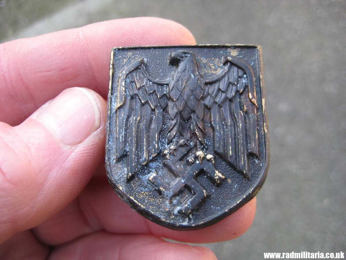 & original Africa Corps AFRIKAKORPS METAL BADGE with Eagle made of brass, metal detecting find. - Image 9