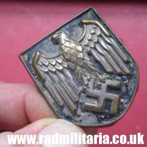 & original Africa Corps AFRIKAKORPS METAL BADGE with Eagle, white metal.