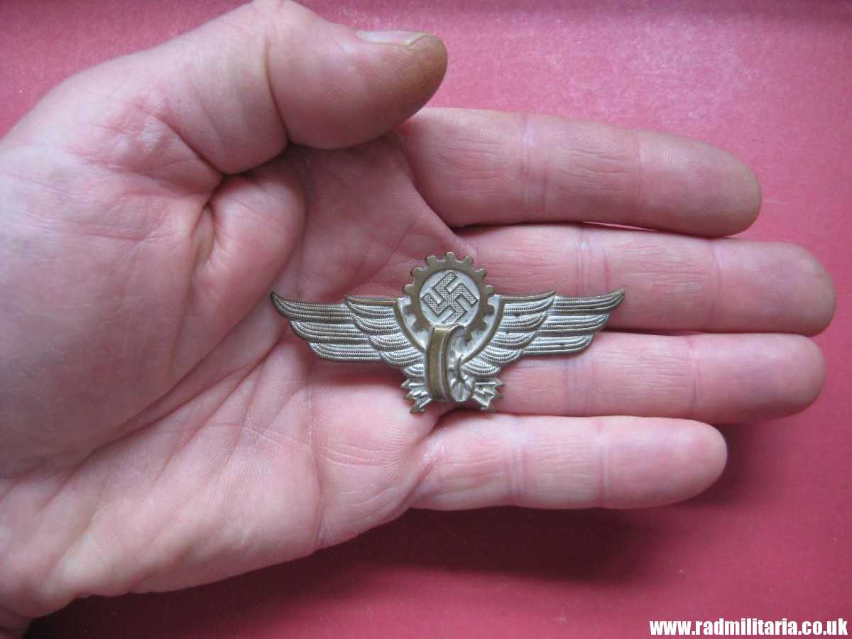 & WW2 very rare German CAP BADGE - Tramway (StraSenbahn, Deutsche Reichsbahn) Peaked CAP BADGE, genuine. - Image 15