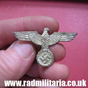 & WW2 rare FIRST PATTERN German metal EAGLE Cap BADGE in very good condition: Wehrmacht / Kriegsmarine.
