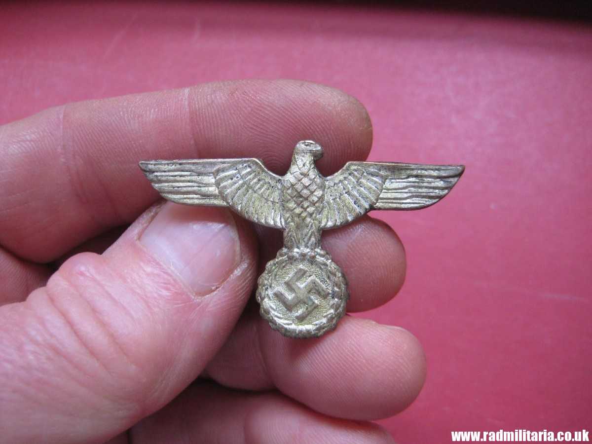 & WW2 rare FIRST PATTERN German metal EAGLE Cap BADGE in very good condition: Wehrmacht / Kriegsmarine.