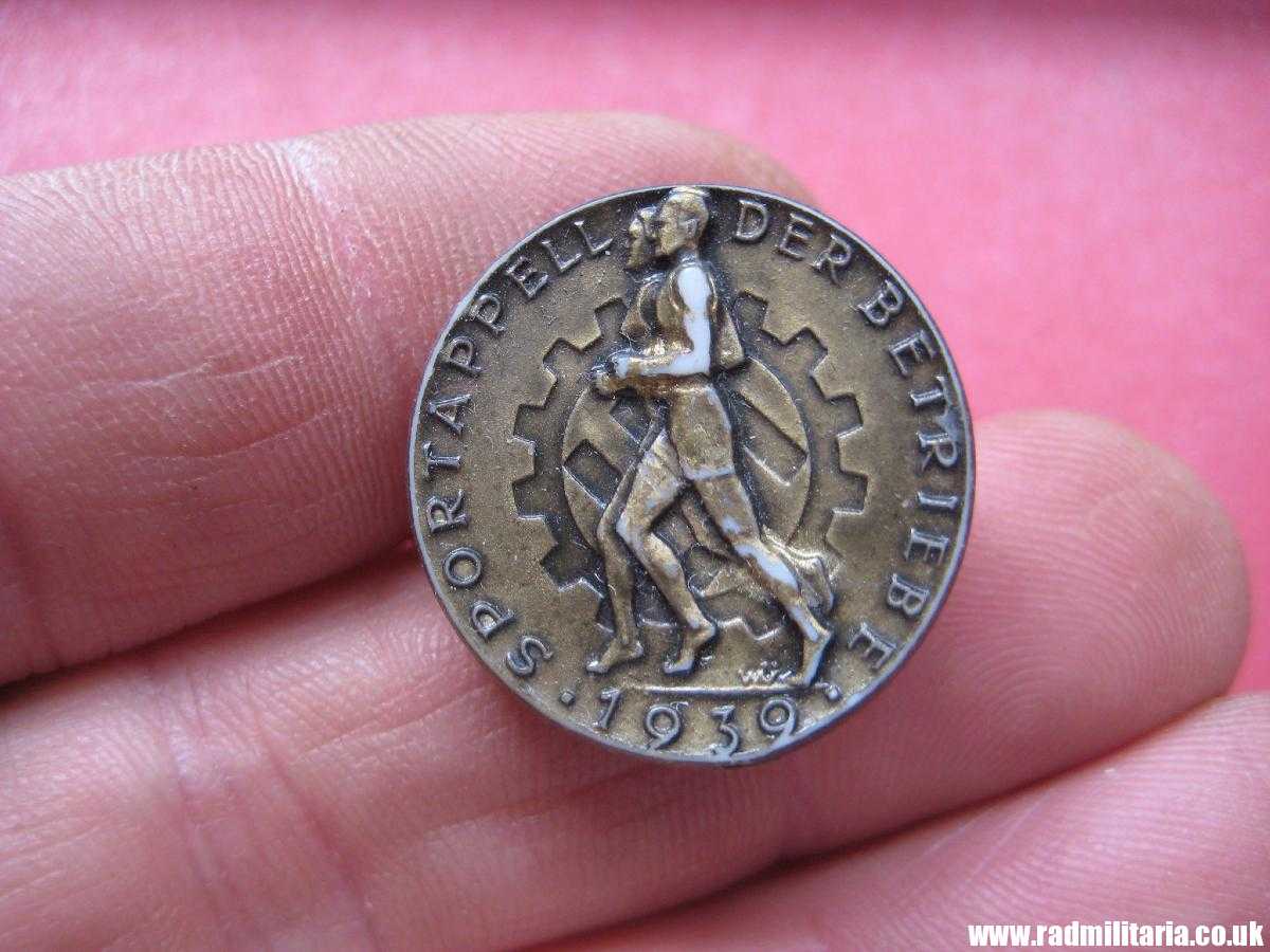 & original German PLASTIC BADGE: Sportappell der Betriebe 1939, maker: RZM M9/25 R. Siepper & Sohne - Image 2