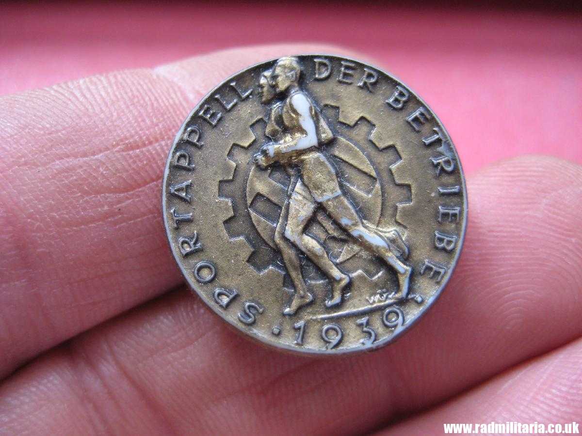 & original German PLASTIC BADGE: Sportappell der Betriebe 1939, maker: RZM M9/25 R. Siepper & Sohne