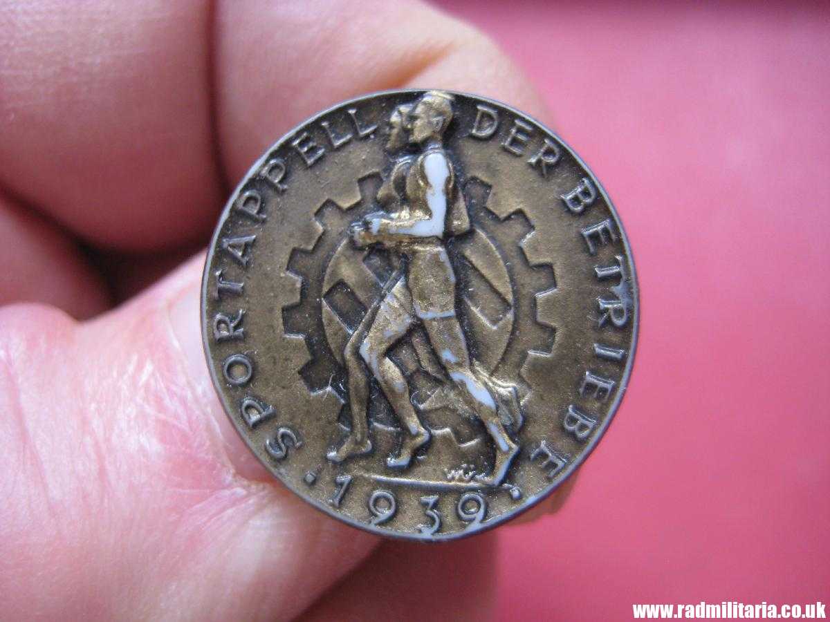 & original German PLASTIC BADGE: Sportappell der Betriebe 1939, maker: RZM M9/25 R. Siepper & Sohne - Image 8